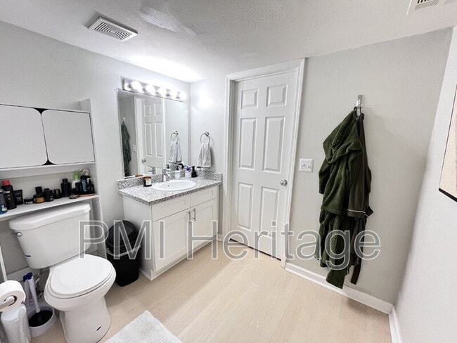 Building Photo - 1373 E Sequoyah Ct
