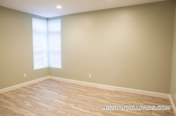 Building Photo - 10 Roxbury St