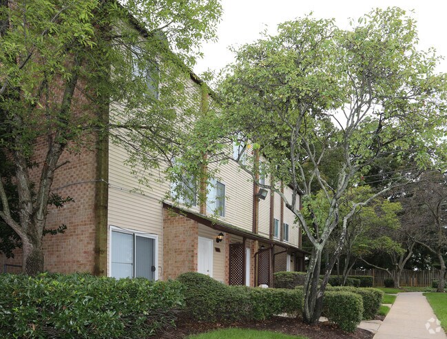 Building Photo - Parklane Apartments