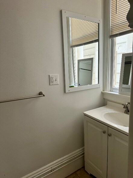 Building Photo - 774 7th Ave