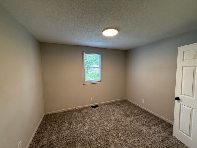 Building Photo - 3 Bed 2 Bath House