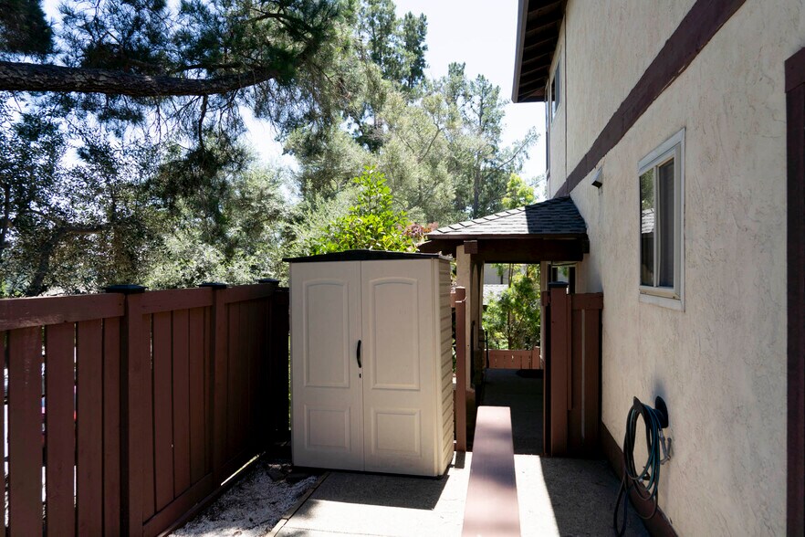 Building Photo - 2022 Ascot Dr