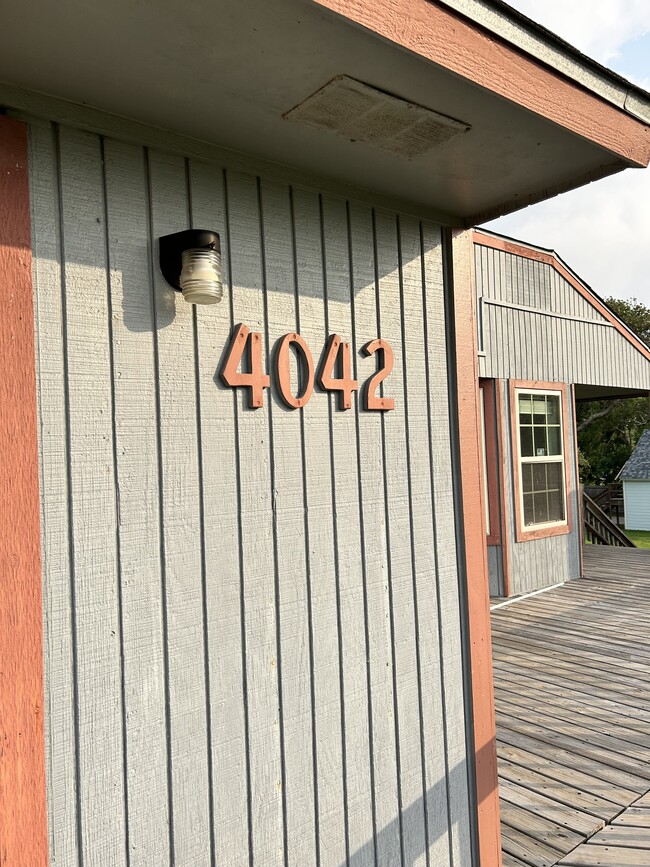 Building Photo - 4042 Laguna Shores Rd