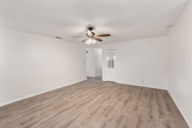 Building Photo - Bright and Inviting 3-Bedroom with Private...