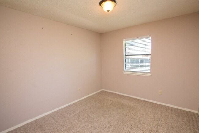 Building Photo - 2946 River Bend Ct