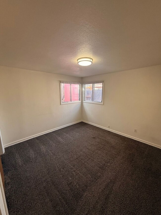 Building Photo - Charming  2 Bed 1 Bath Close to downtown and 1.9 miles to Sky Lakes Medical Center and Oregon Tech