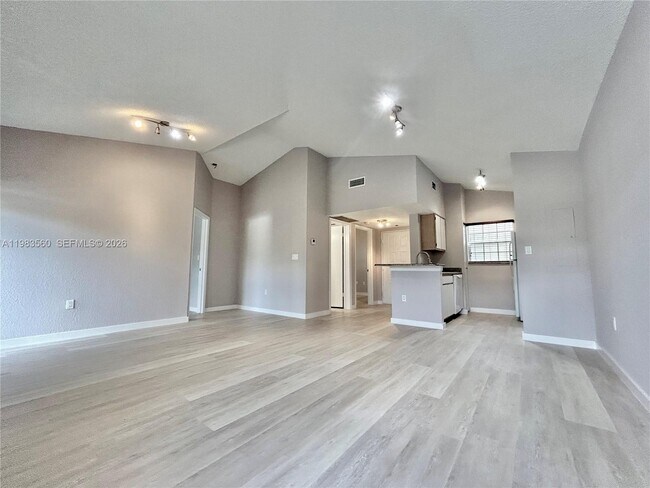 Building Photo - 2811 N Oakland Forest Dr