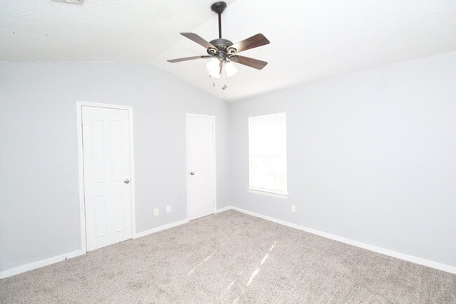 Building Photo - Move-In Ready Townhome in Foxborough with ...