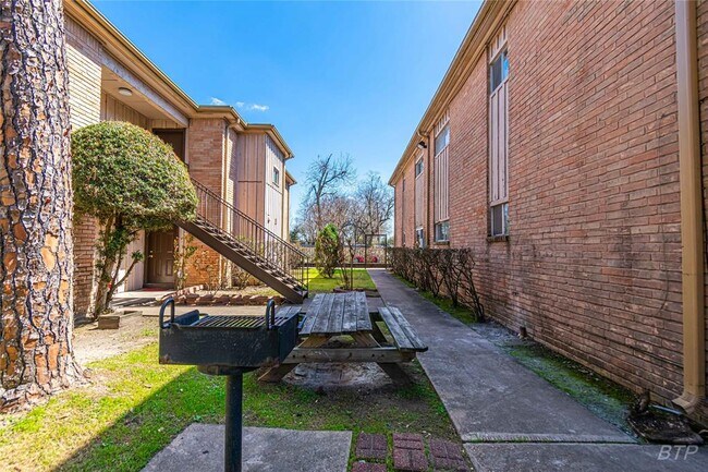 Building Photo - 8110 Albacore Dr