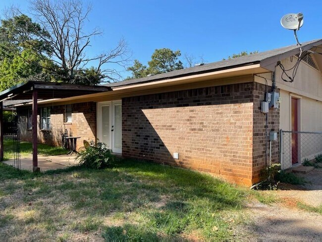 Building Photo - 10556 Rolling Pines Dr