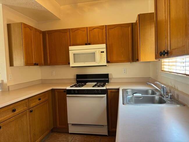 Building Photo - Cute Northwest Townhome!