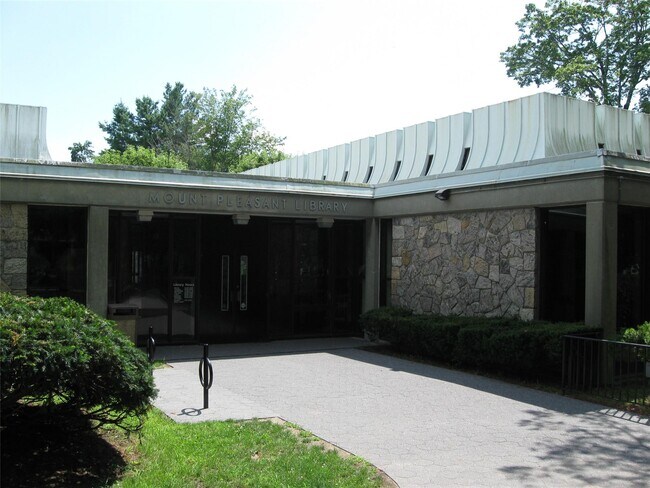 Building Photo - 580 Bedford Rd