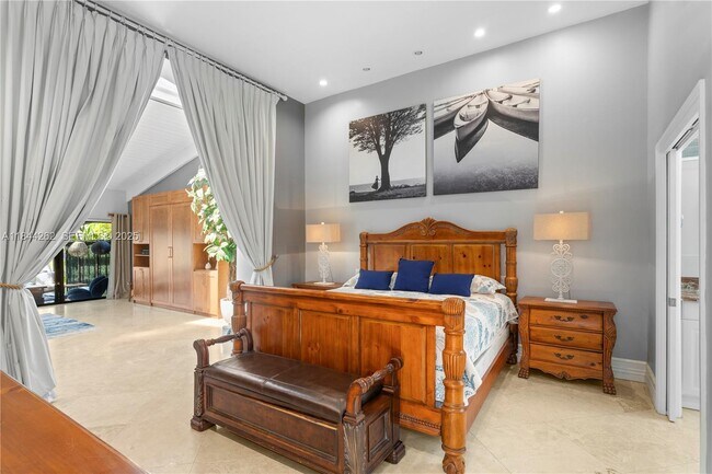 Building Photo - 2665 Parkview Dr S