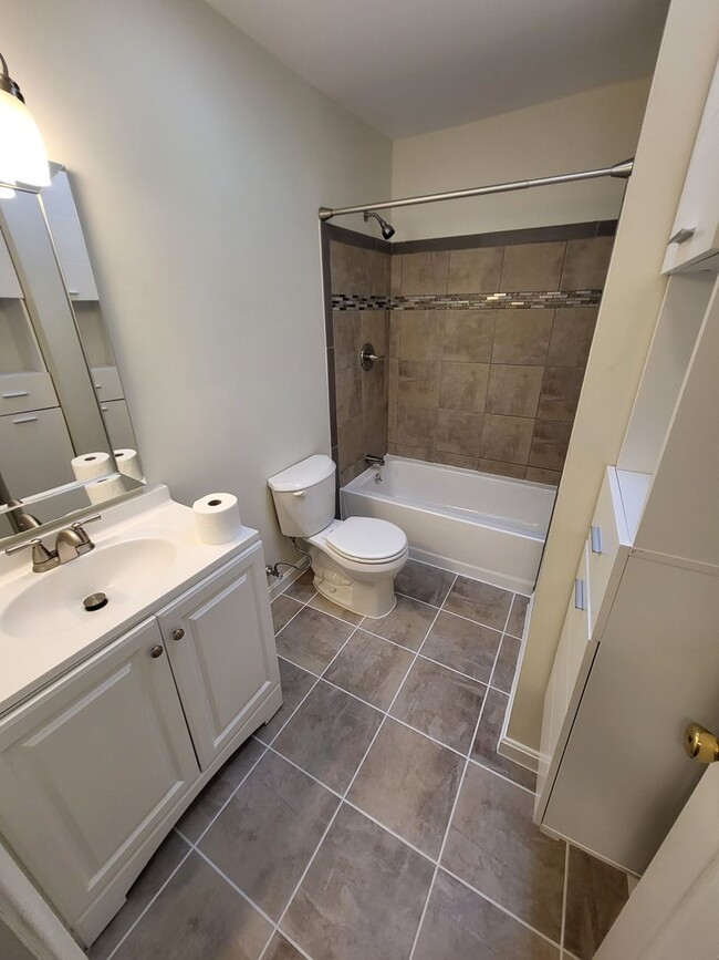 Building Photo - 3 Bed w/ Finished Basement