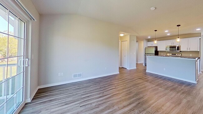 Building Photo - RENT SPECIAL: 1 month FREE! Condo Style Upper 3 Bedroom 2 Bathroom plus Den Apartment is Available