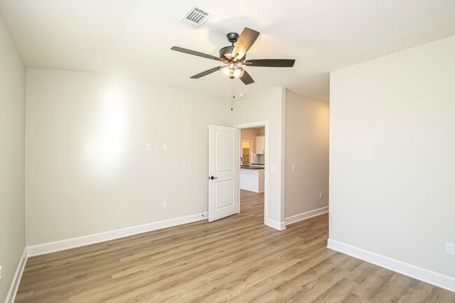 Building Photo - 2 Bed 2 Bath 2 Car Garage Townhome in Rock...