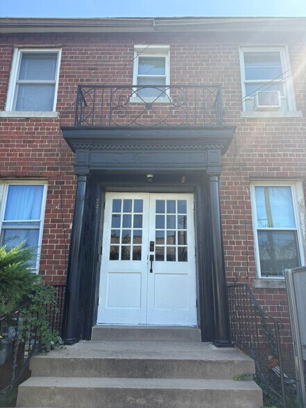 Building Photo - 221 35th St NE