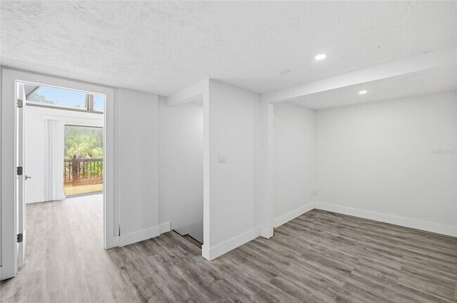 Building Photo - 7210 Valrie Ln