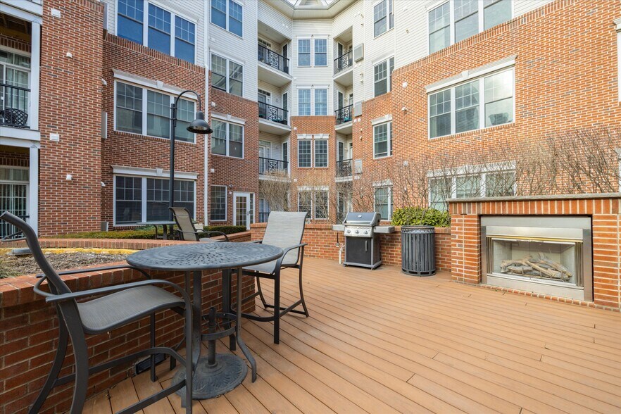 Building Photo - 350 W Elm St
