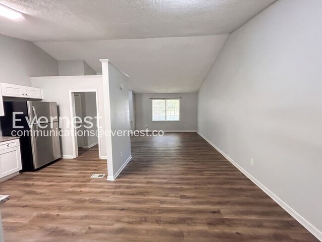 Building Photo - 3Bed/2Bath/Available Now!
