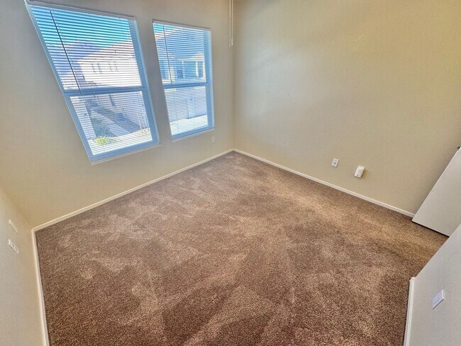 Building Photo - CHARMING 2 BEDROOM CONDO IN GATED COMMUNITY