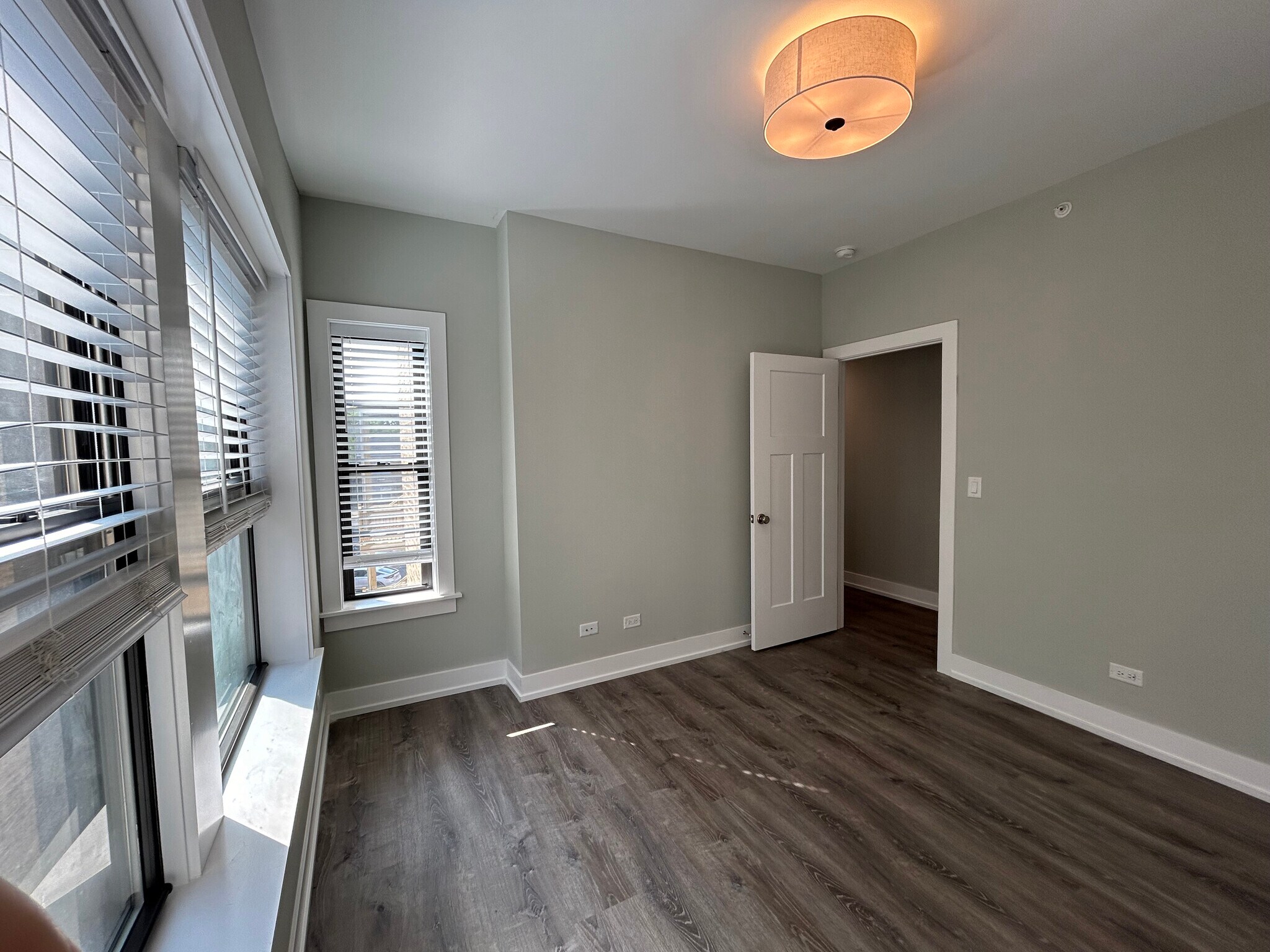 Building Photo - 1000 Crain St