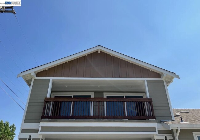Building Photo - 3856 Vineyard Ave