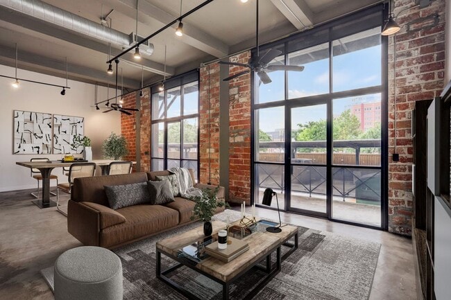 Building Photo - 915 N San Jacinto St