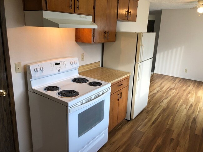 Building Photo - Great 2 bedroom 1 bathroom duplex in Springfield!