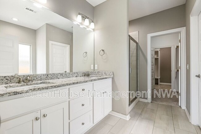 Building Photo - 3702 SW Mistletoe Ave