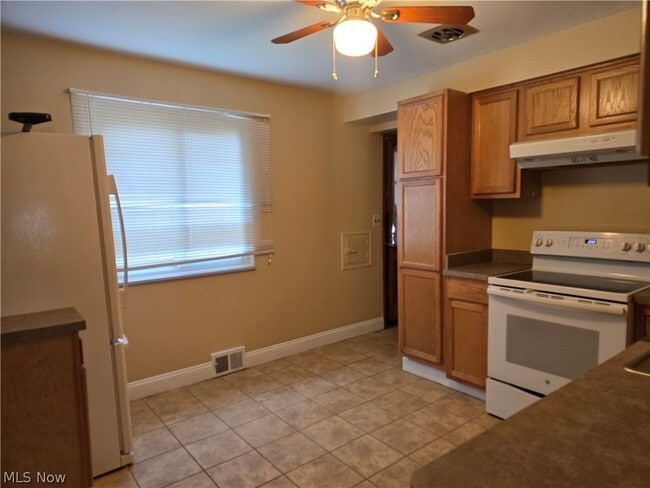 Building Photo - 16200 Edgewood Ct