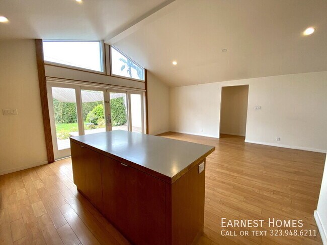 Building Photo - 2577 S Bundy Dr