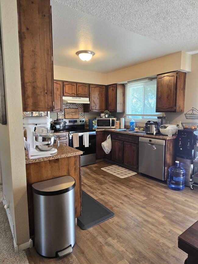Building Photo - Spacious 5-Bedroom Bi-Level Home Near F.E. Warren AFB!