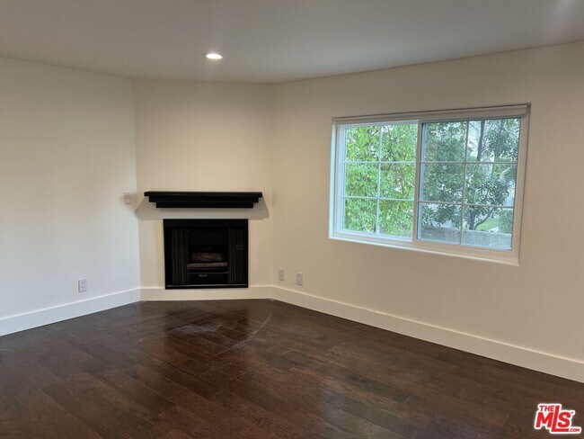 Building Photo - 11485 Moorpark St