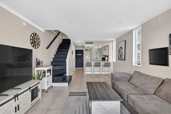 Building Photo - 1531 SE 15th St