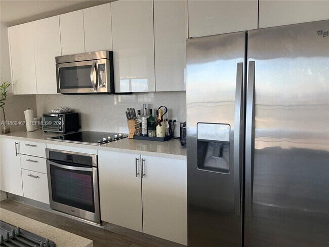 Building Photo - 999 SW 1st Ave