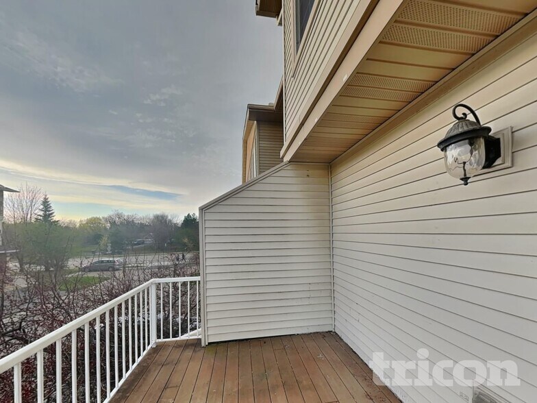 Building Photo - 7010 S Park Dr
