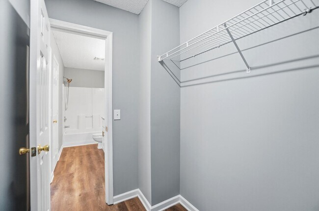 Building Photo - 2 Bedroom End Unit Townhome in University Heights!