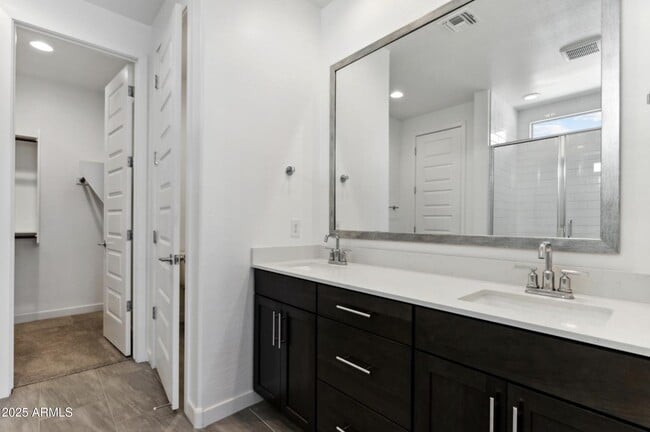 Building Photo - 565 E White Wing Dr