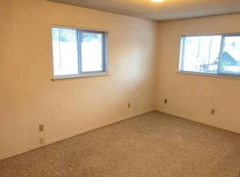 Building Photo - 304 S Pine St