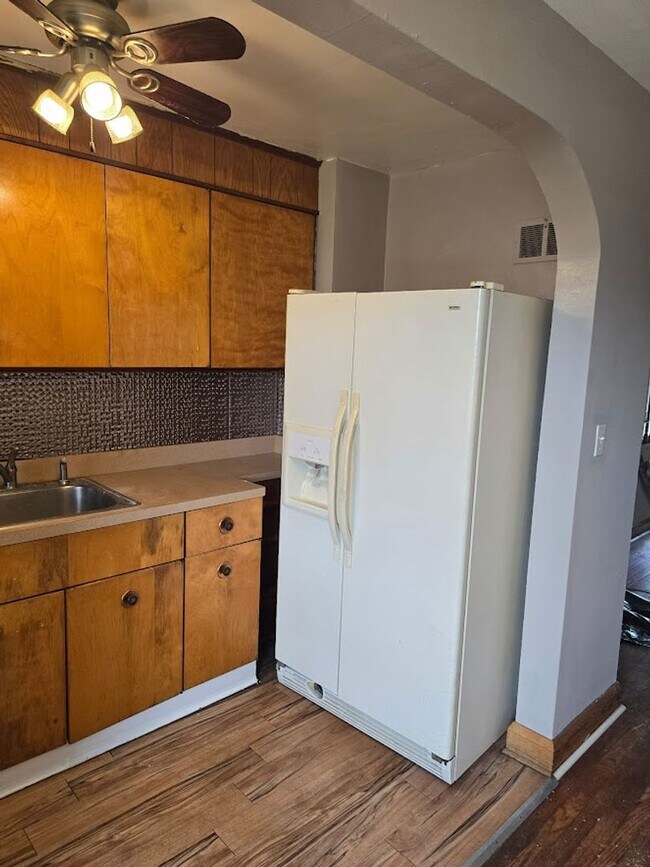 Building Photo - The Perfect 2 Bed / 1 Bath Townhouse 5 min...