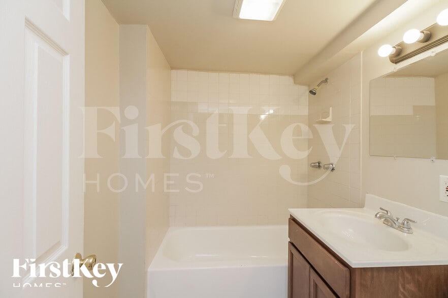 Building Photo - 1369 Hinman St