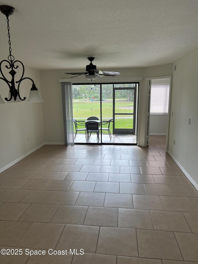 Building Photo - 1233 Country Club Dr