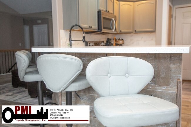 Building Photo - 4 Bedroom and 3 bathroom Fully Furnished