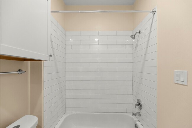 Building Photo - 903 Roy St