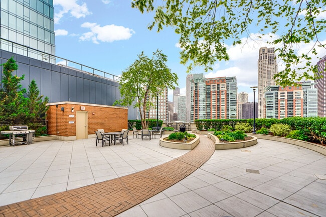 Building Photo - 420 E Waterside Dr