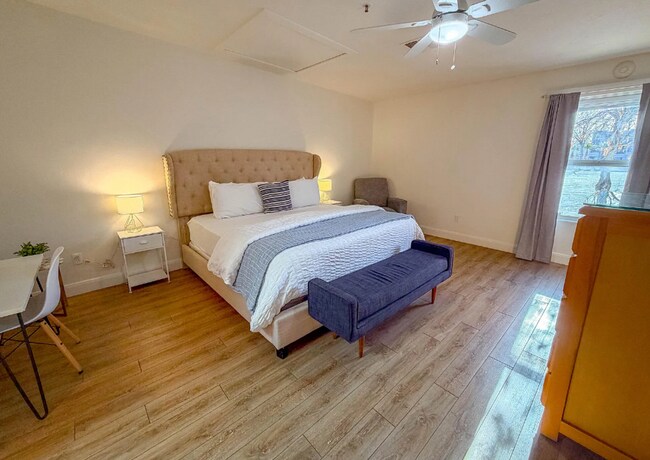 Building Photo - 2 Bedroom Townhouse in a Resort Style Community! All Utilities Included!