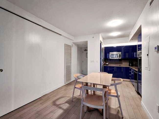 Building Photo - 3101 Bayshore Dr