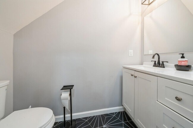 Building Photo - 318 2nd St