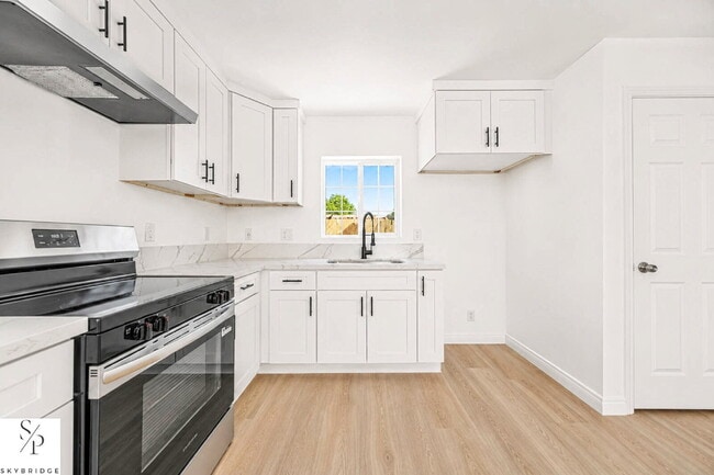 Building Photo - "Cozy 1-Bedroom Gem in Los Angeles – Your Perfect Urban Retreat!"